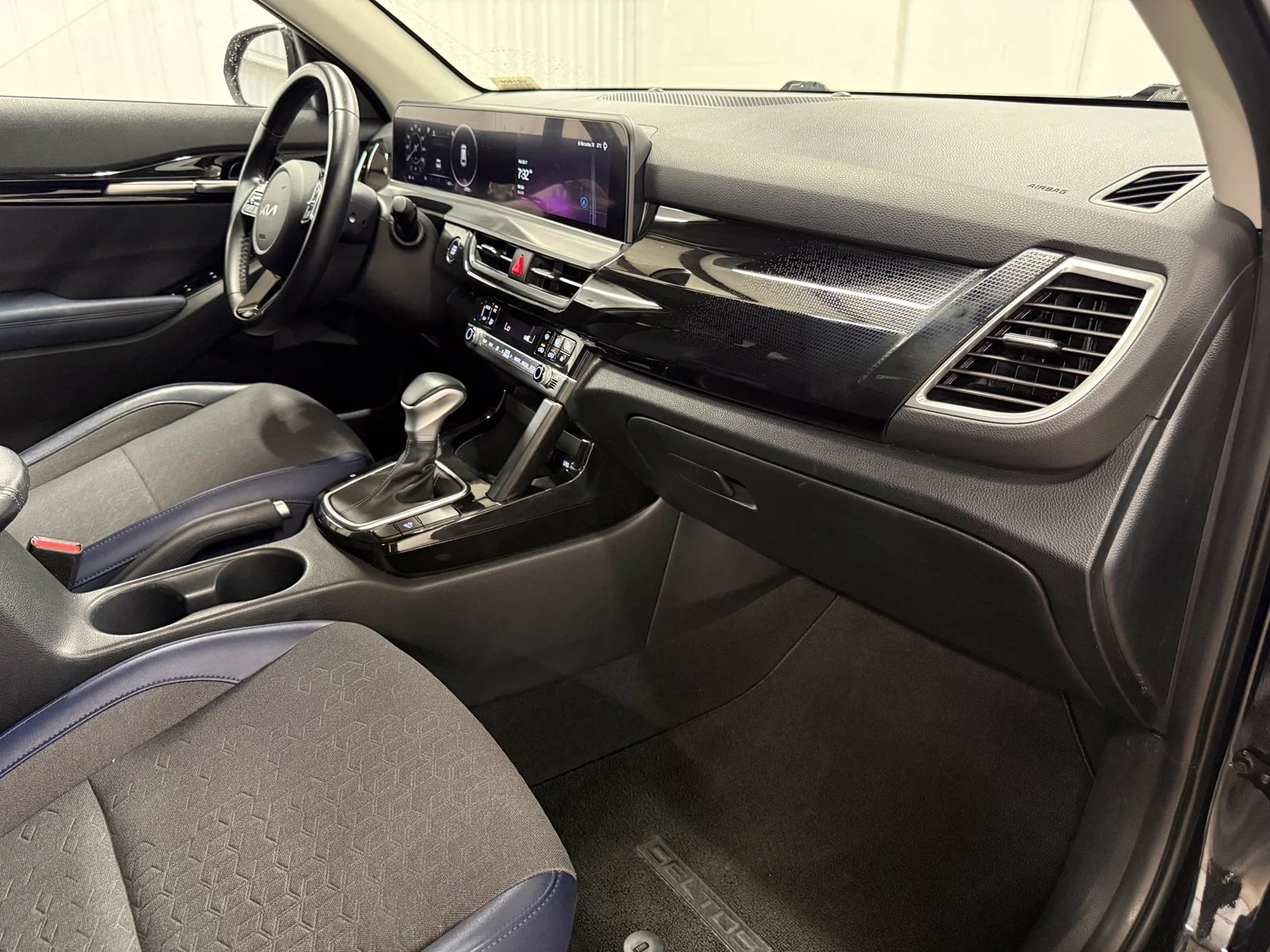 Used 2024 Black Kia S image 24