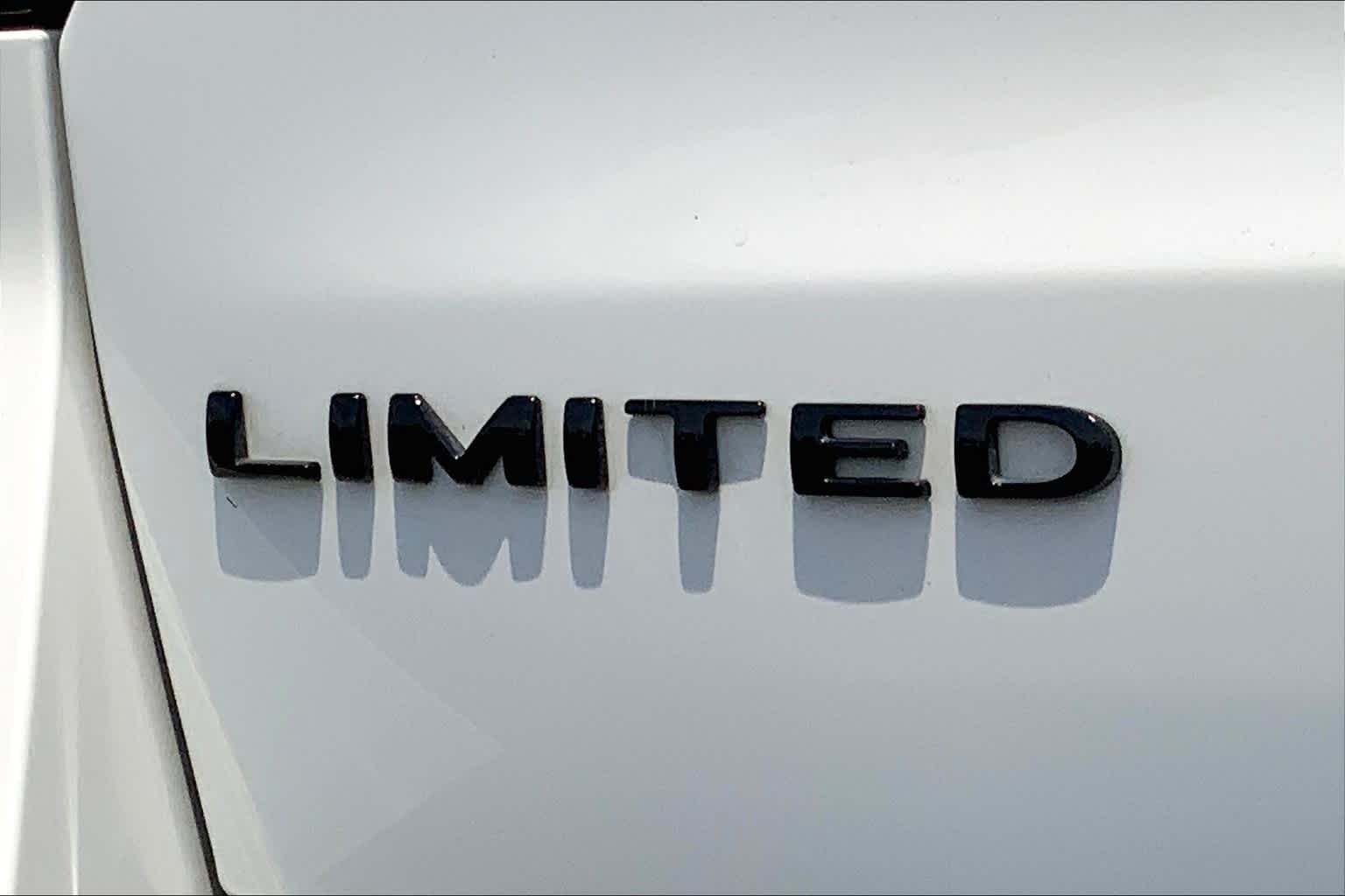 Used 2022 Star White Metallic Tri-Coat Ford Limited image 10