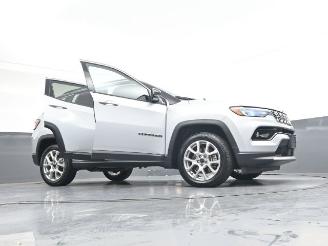 Used 2025 Silver Jeep Limited image 43
