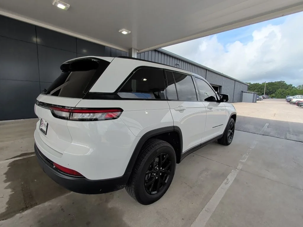 Used 2025 White Jeep Altitude X image 9