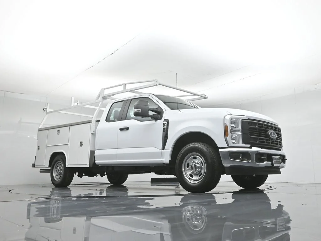 New 2026 Oxford White Ford XL image 3