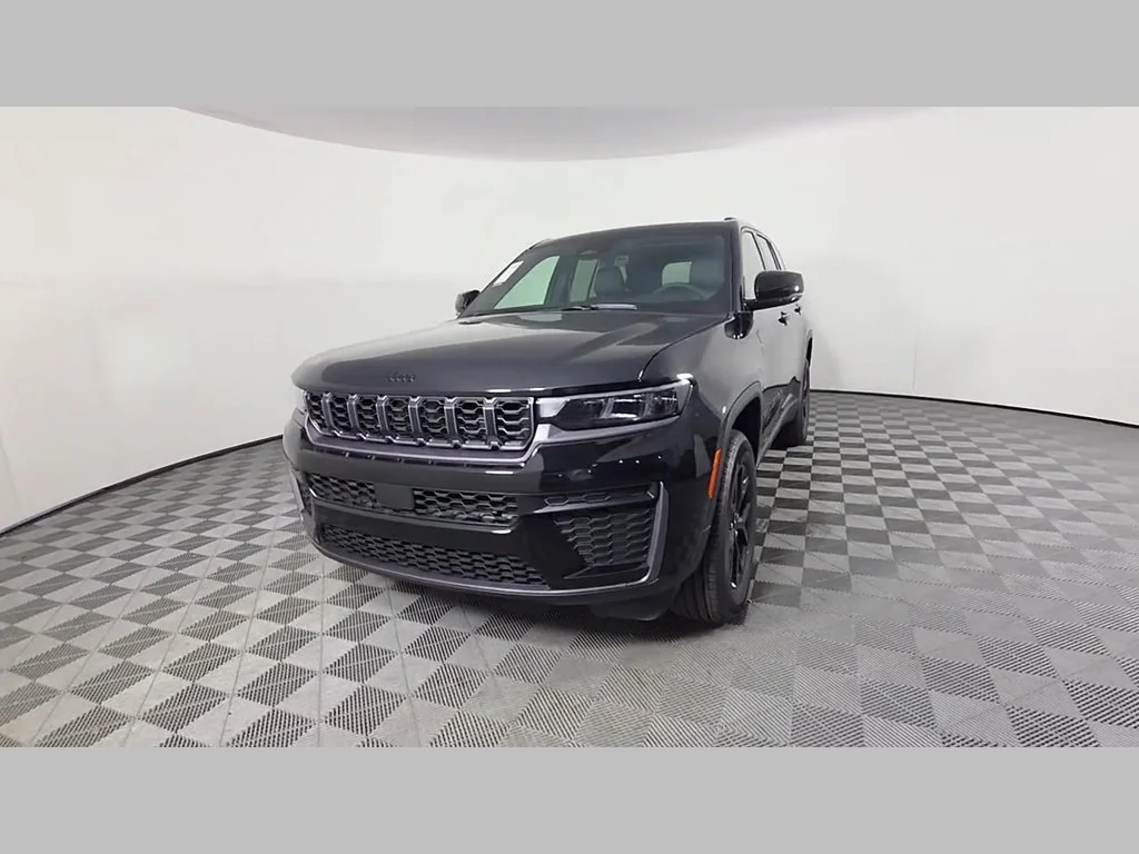 New 2026 Diamond Black Crystal Pearl-Coat Exterior Paint Jeep Laredo Altitude image 36