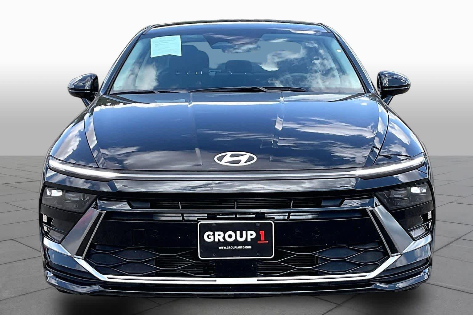 Used 2025 Black Hyundai SEL image 4