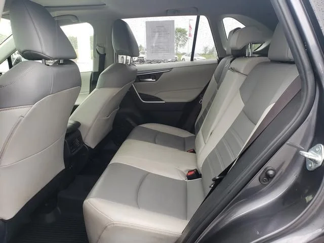 Used 2019 Gray Toyota XLE Premium image 12