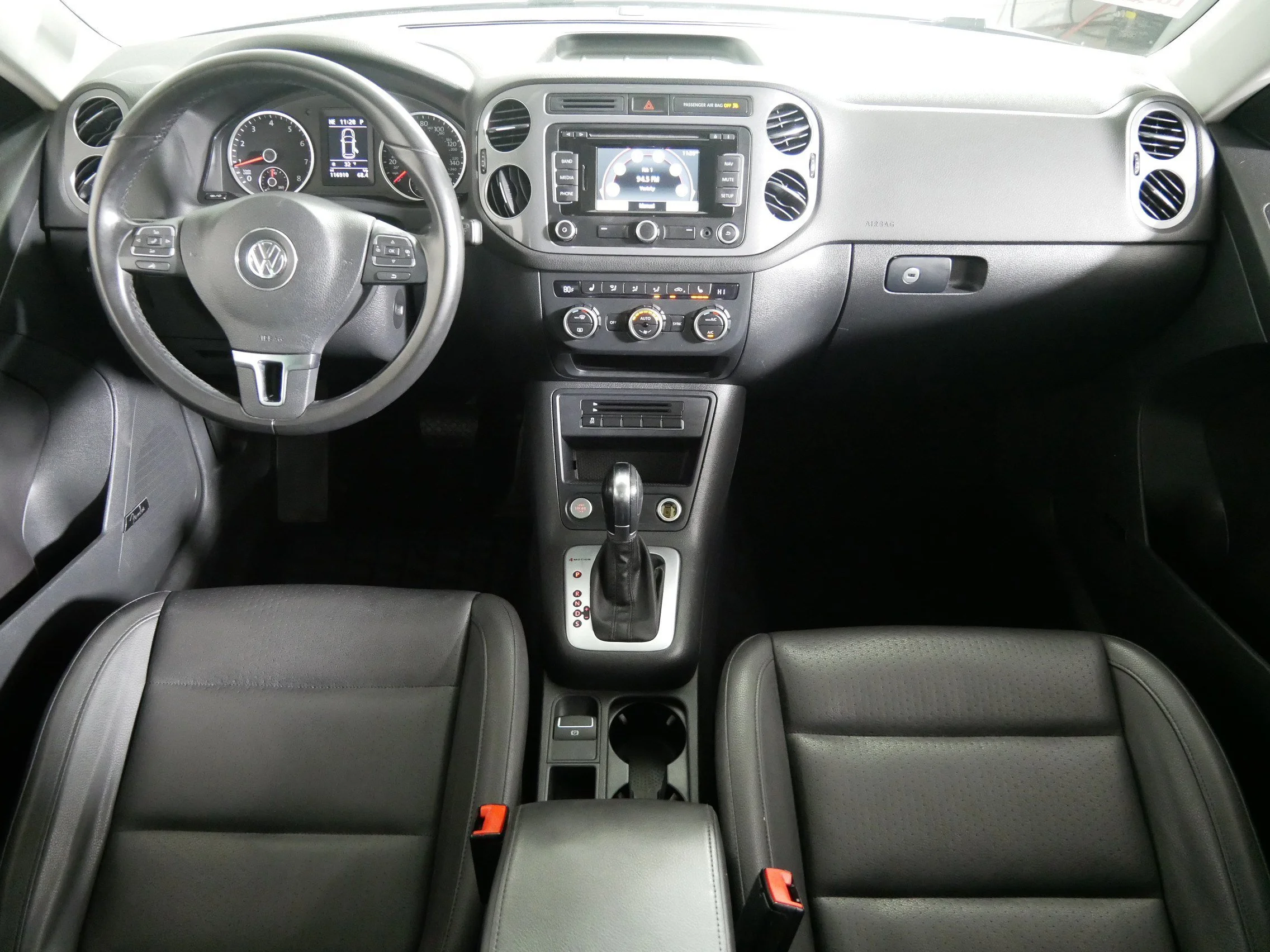 Used 2014 Pepper Gray Metallic Volkswagen SE image 10