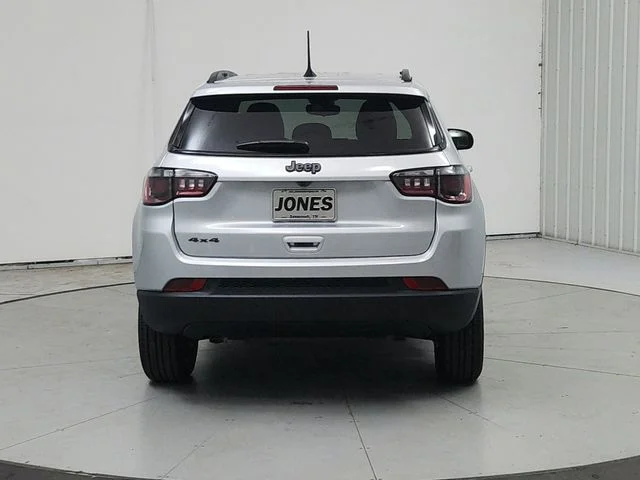 New 2026 Silver Zynith Metallic Clearcoat Jeep Latitude image 7