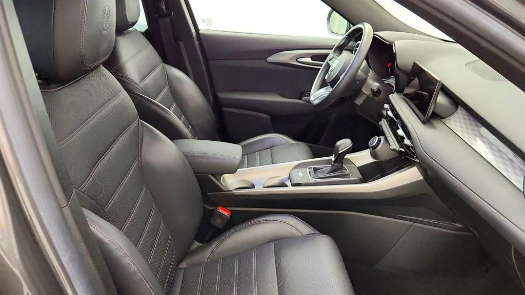 Used 2024 Grigio Ascari Metallic Alfa Romeo Ti EAWD w/ Active Assist Package & Premium Interior image 21