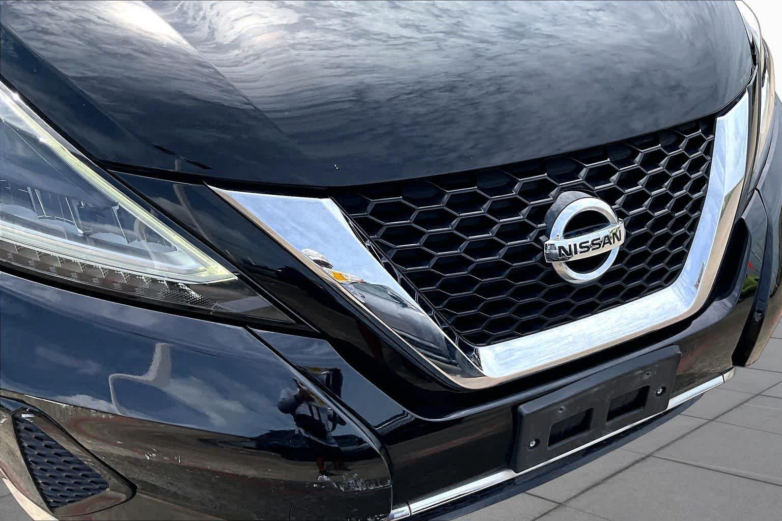 Used 2020 Super Black Metallic Nissan S image 29