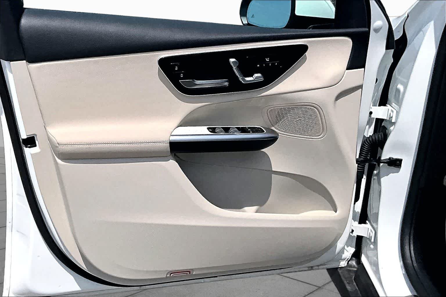 Used 2025 Polar White Mercedes-Benz GLC 300 image 22