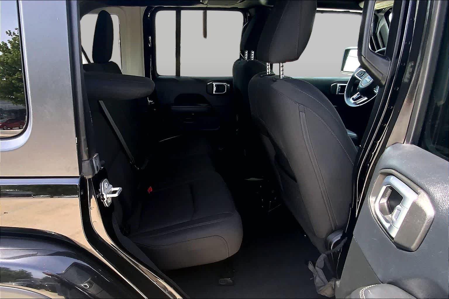 Used 2019 Black Clearcoat Jeep Sahara image 20