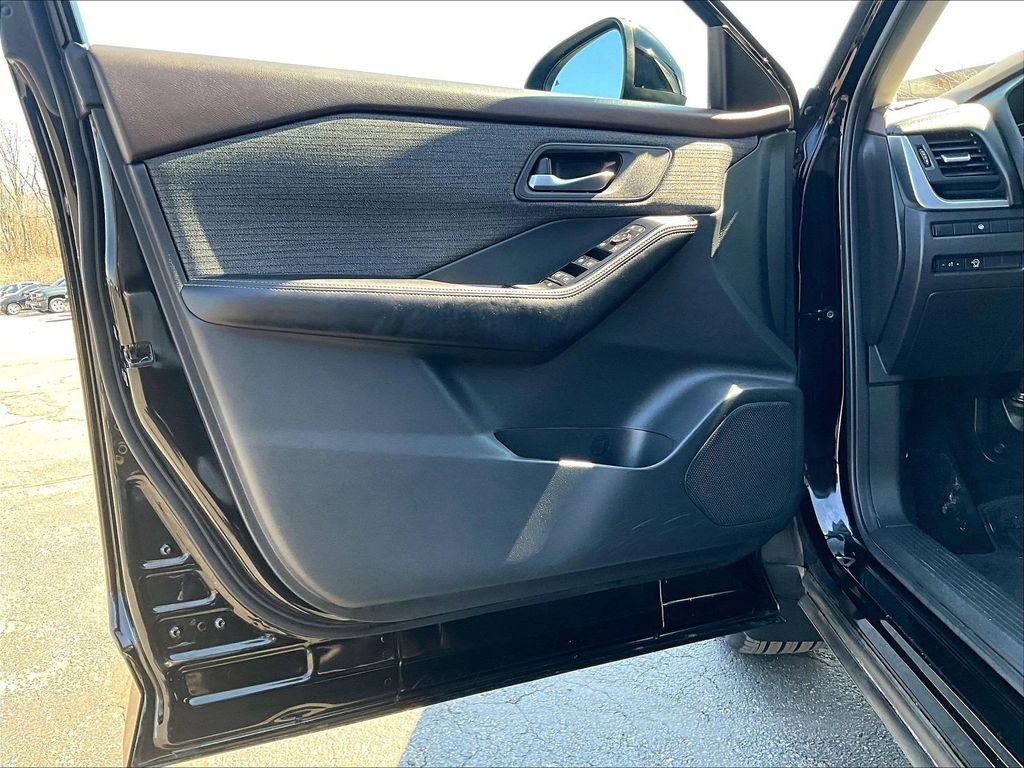 Used 2023 Black Nissan SV image 9