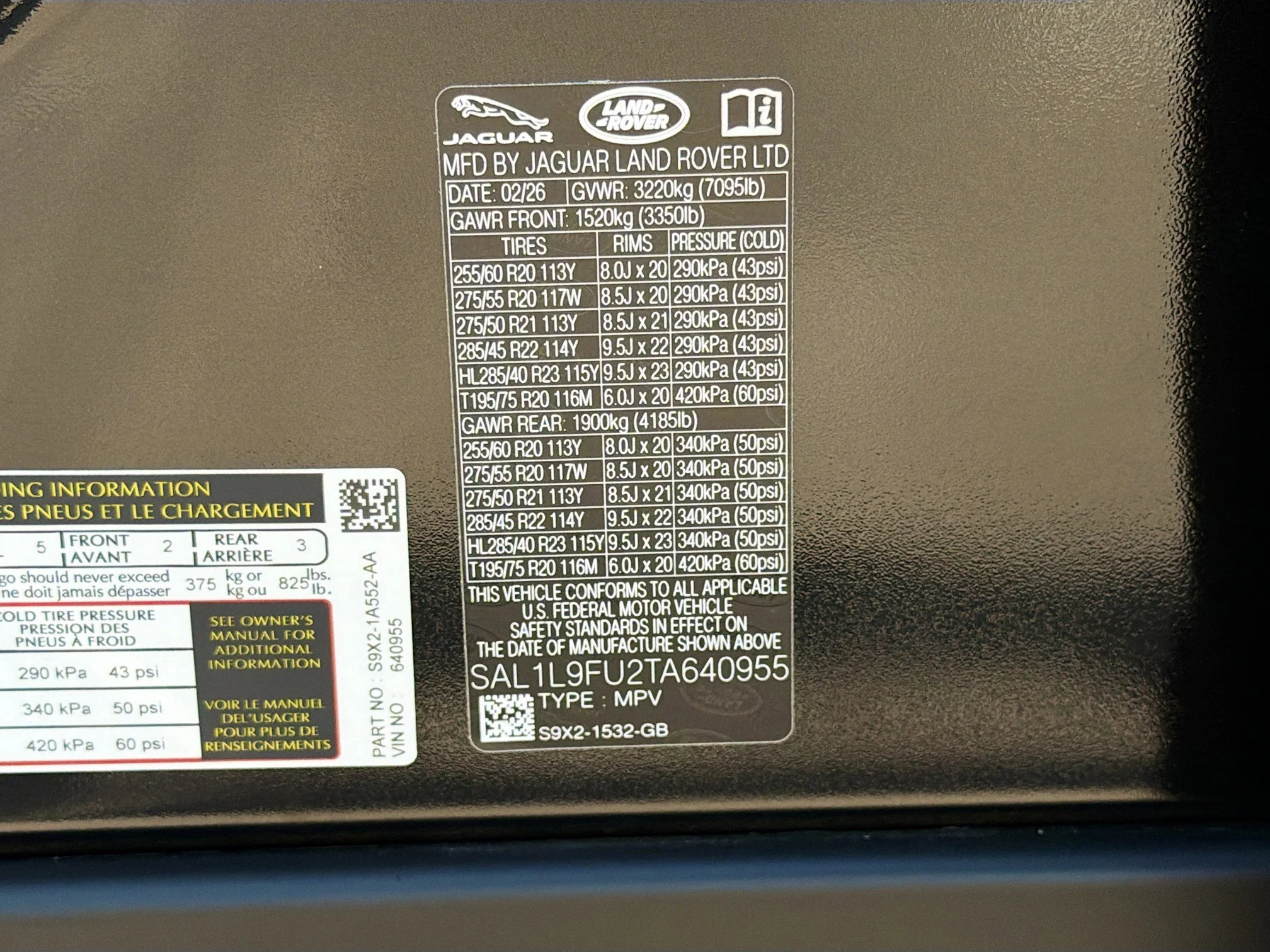 New 2026 Santorini Black Metallic Land Rover Dynamic SE image 42