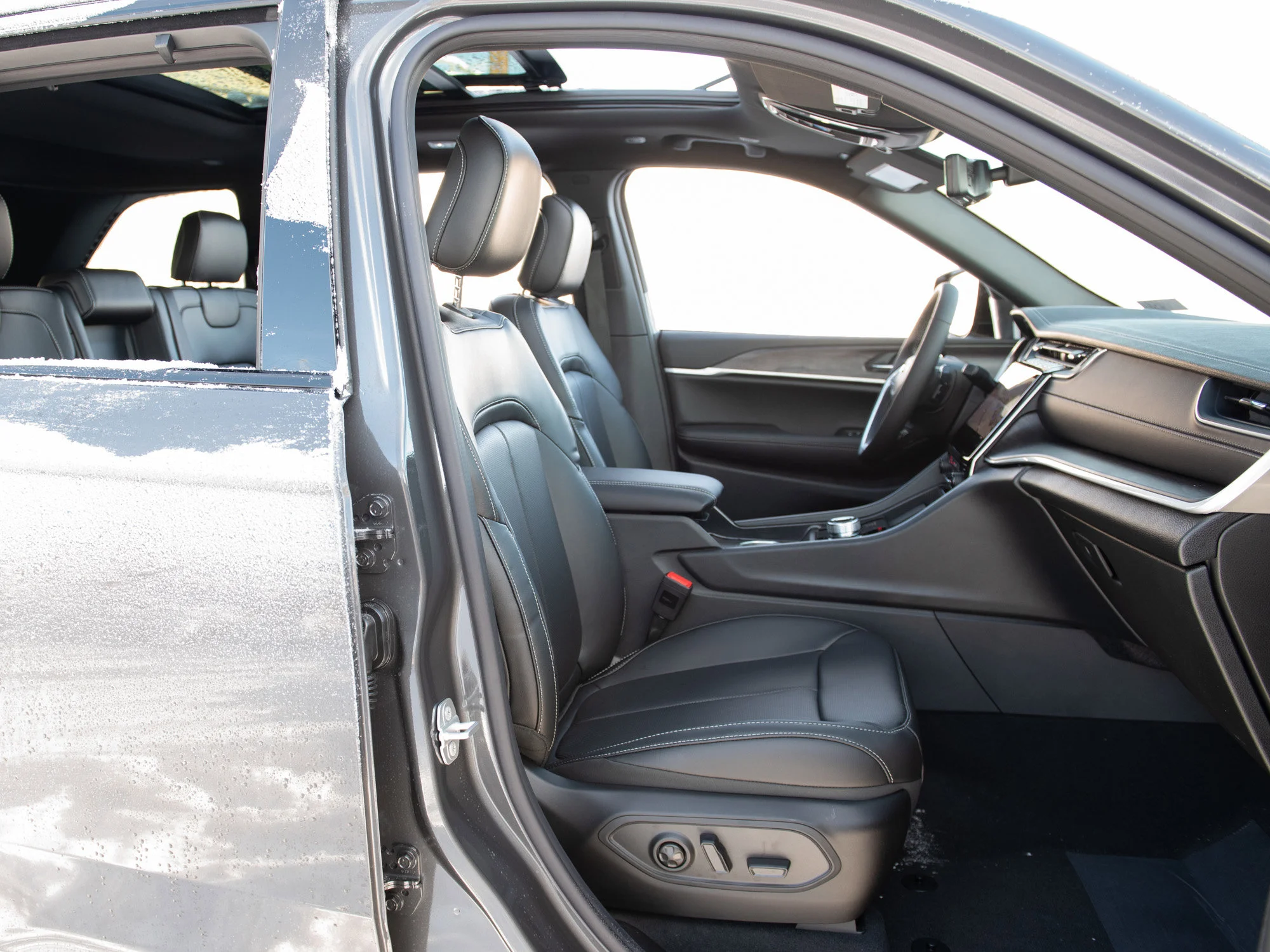 New 2025 Grey Jeep Limited* image 28