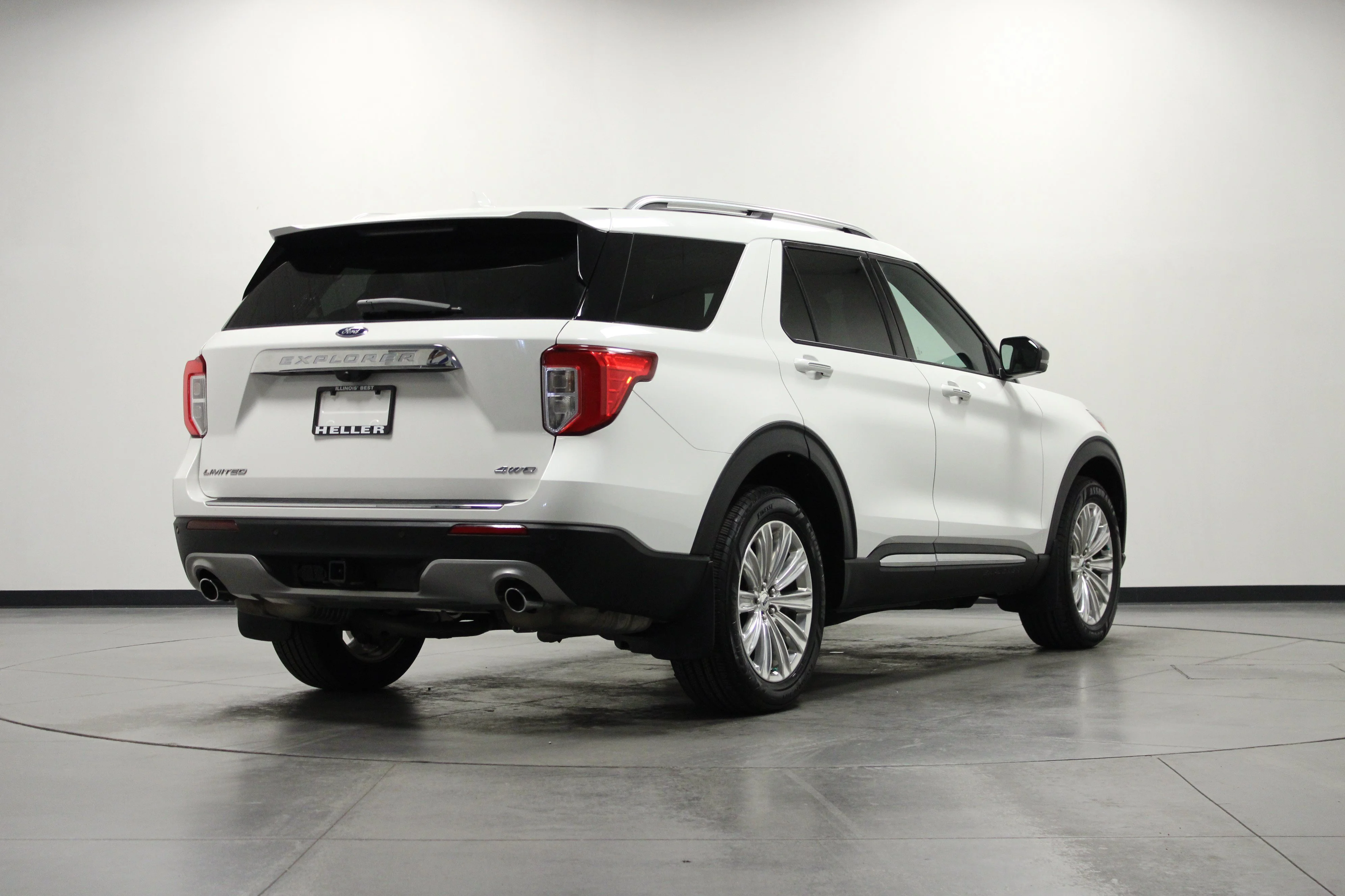 Used 2022 White Metallic Ford Limited image 4