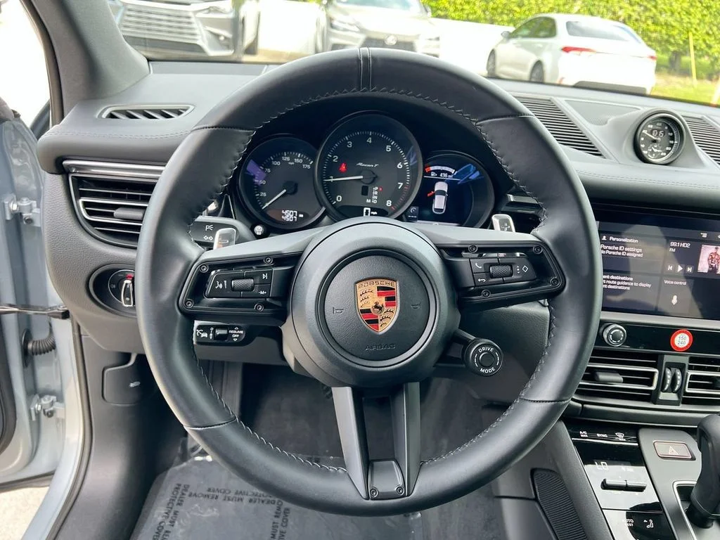 2026 Porsche Macan T - Photo 13