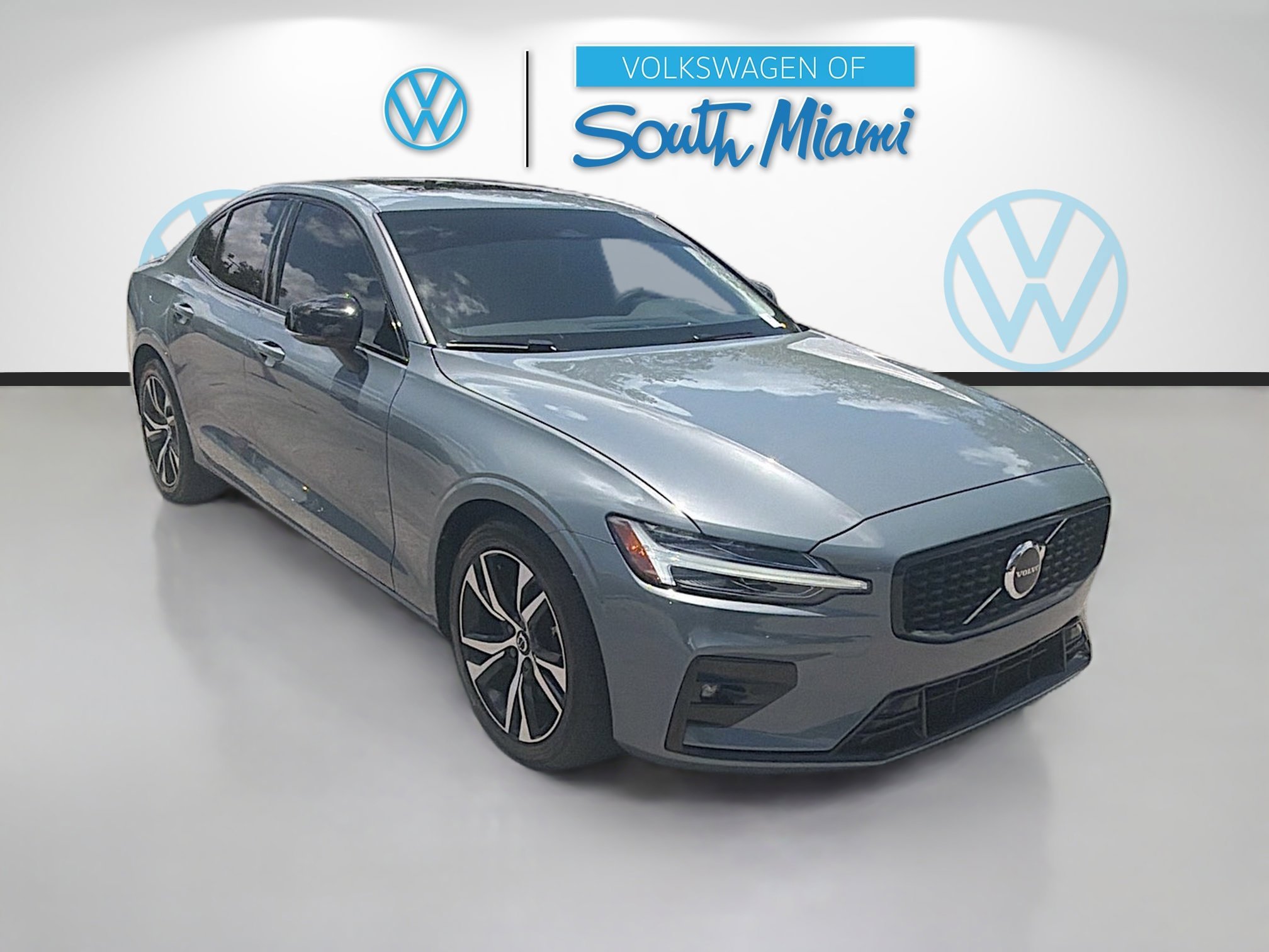 2024 Volvo S60 B5 Core Dark Theme's photo