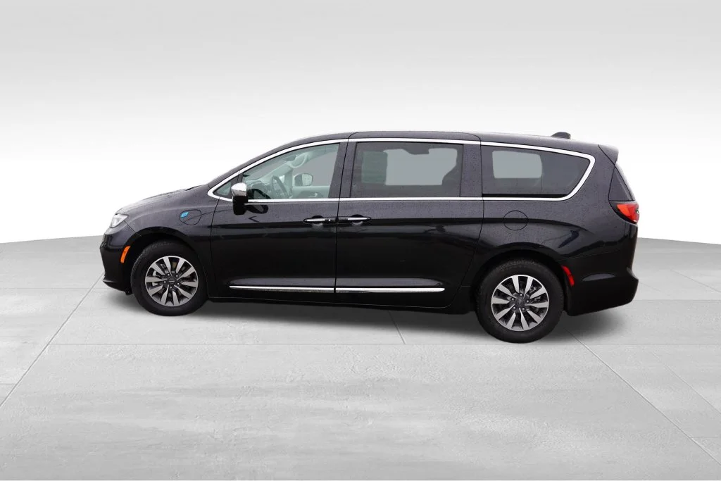 Used 2023 Brilliant Black Crystal Pearlcoat Chrysler Limited image 9