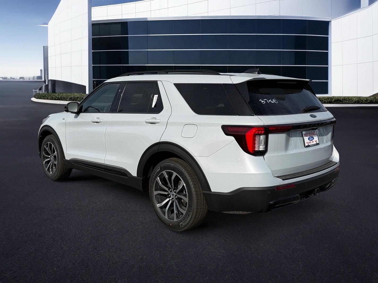 New 2026 Space White Metallic Ford ST-Line image 4