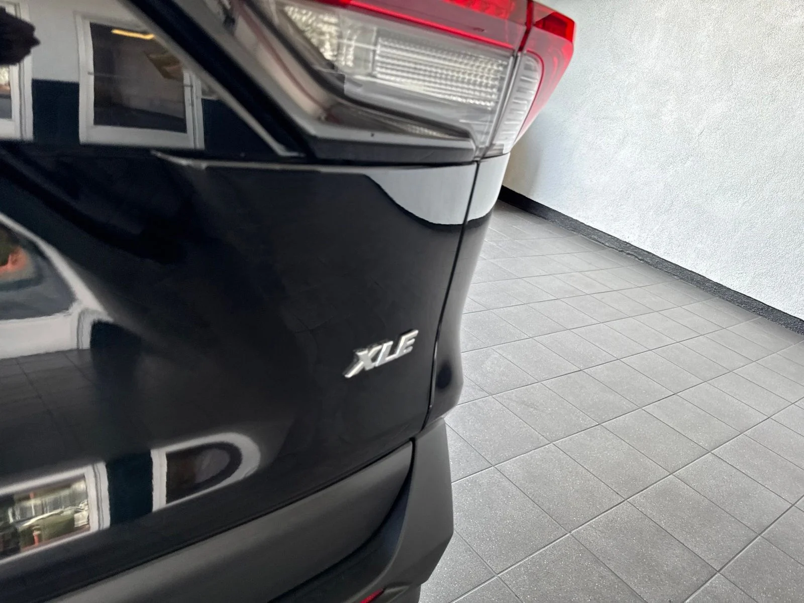 Used 2020 Midnight Black Metallic Toyota XLE Premium image 9