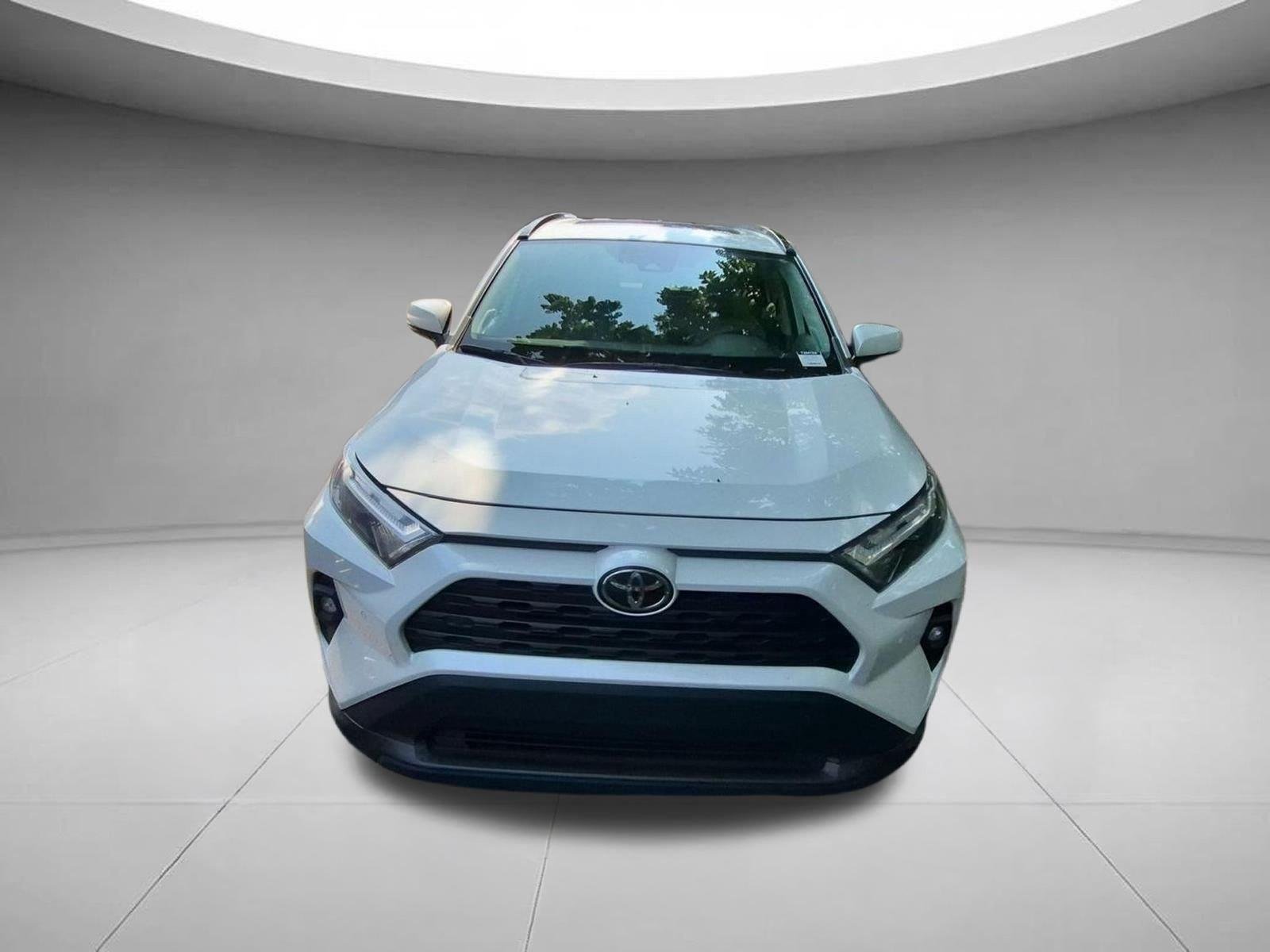 Used 2023 Wind Chill Pearl Toyota XLE Premium image 1