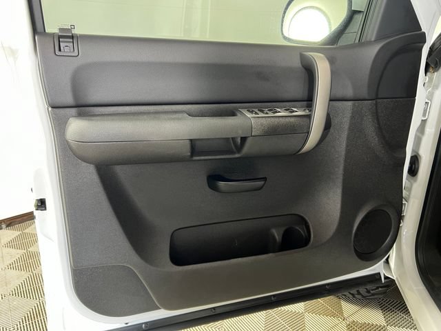 Used 2009 SUMMIT WHITE Chevrolet LT image 11