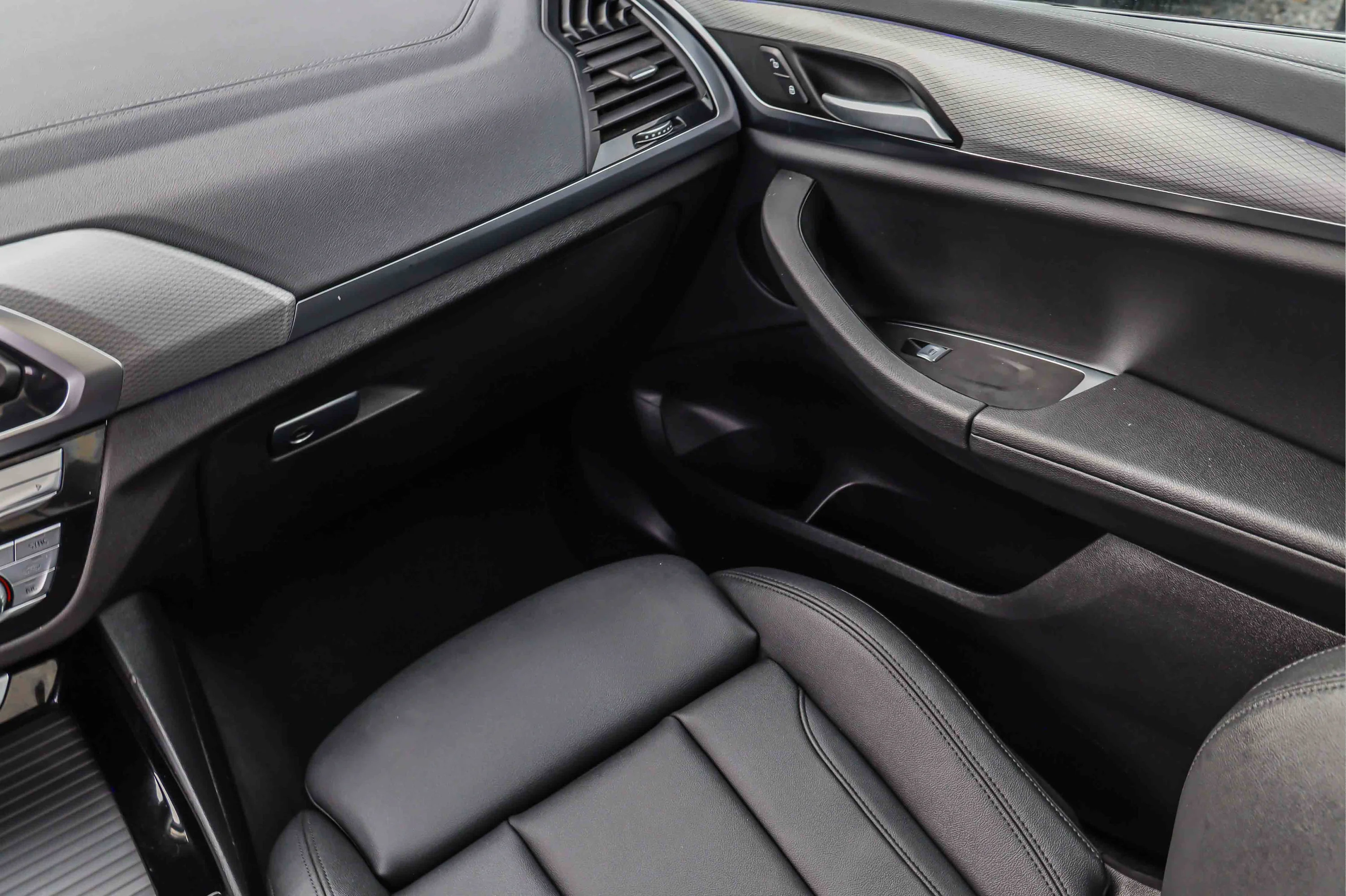 Used 2021 Black Sapphire Metallic BMW xDrive30i image 18