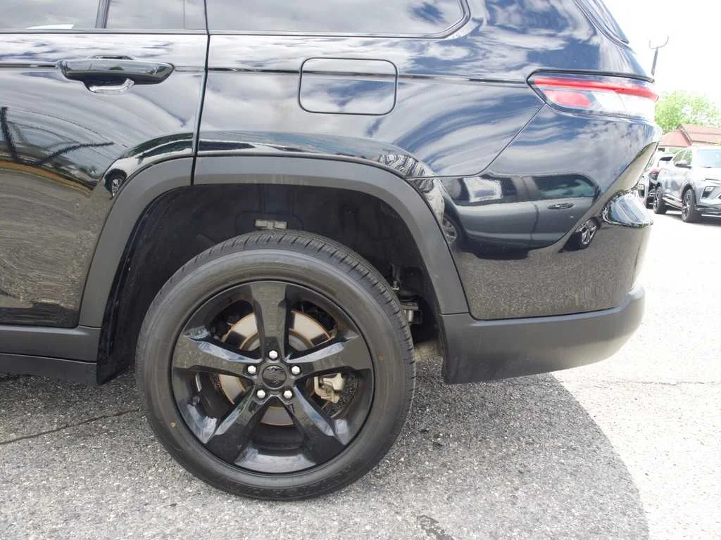 Certified Used 2022 Black Jeep Limited 4x4 image 11