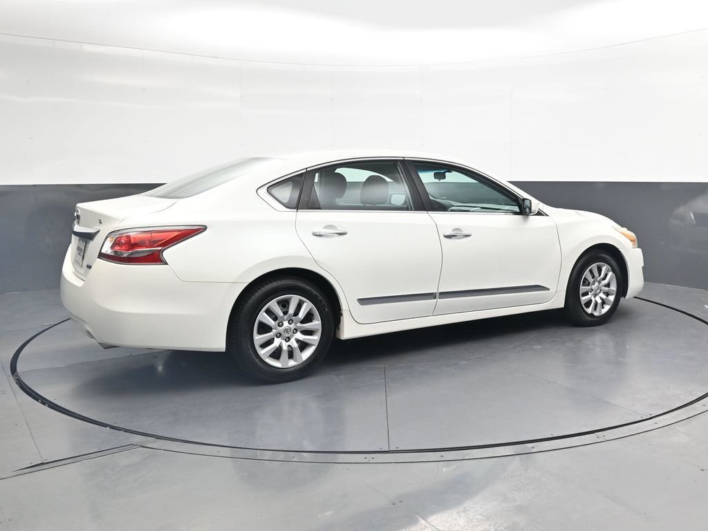 Used 2014 White Nissan 2.5 S image 4