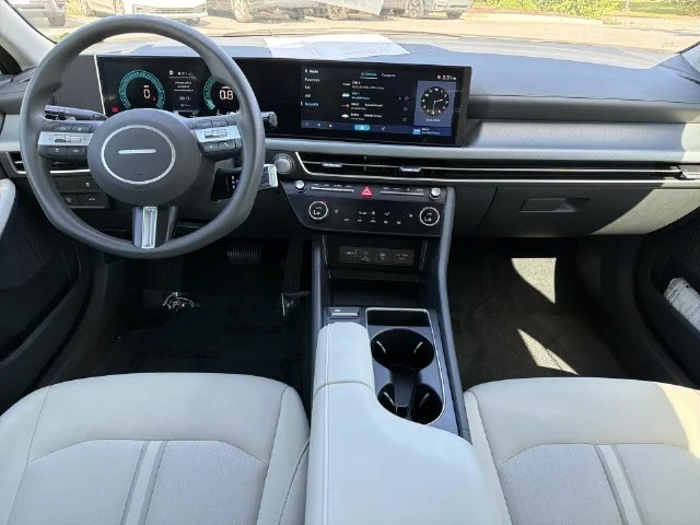 Used 2025 White Hyundai SEL image 17
