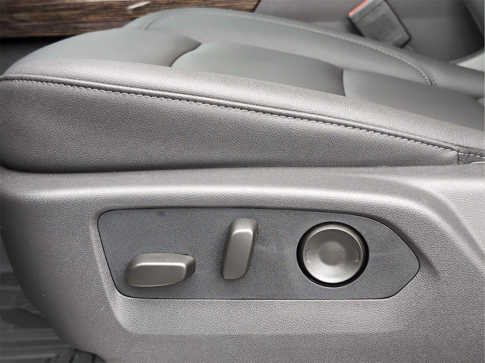 New 2026 Summit White GMC Elevation image 28