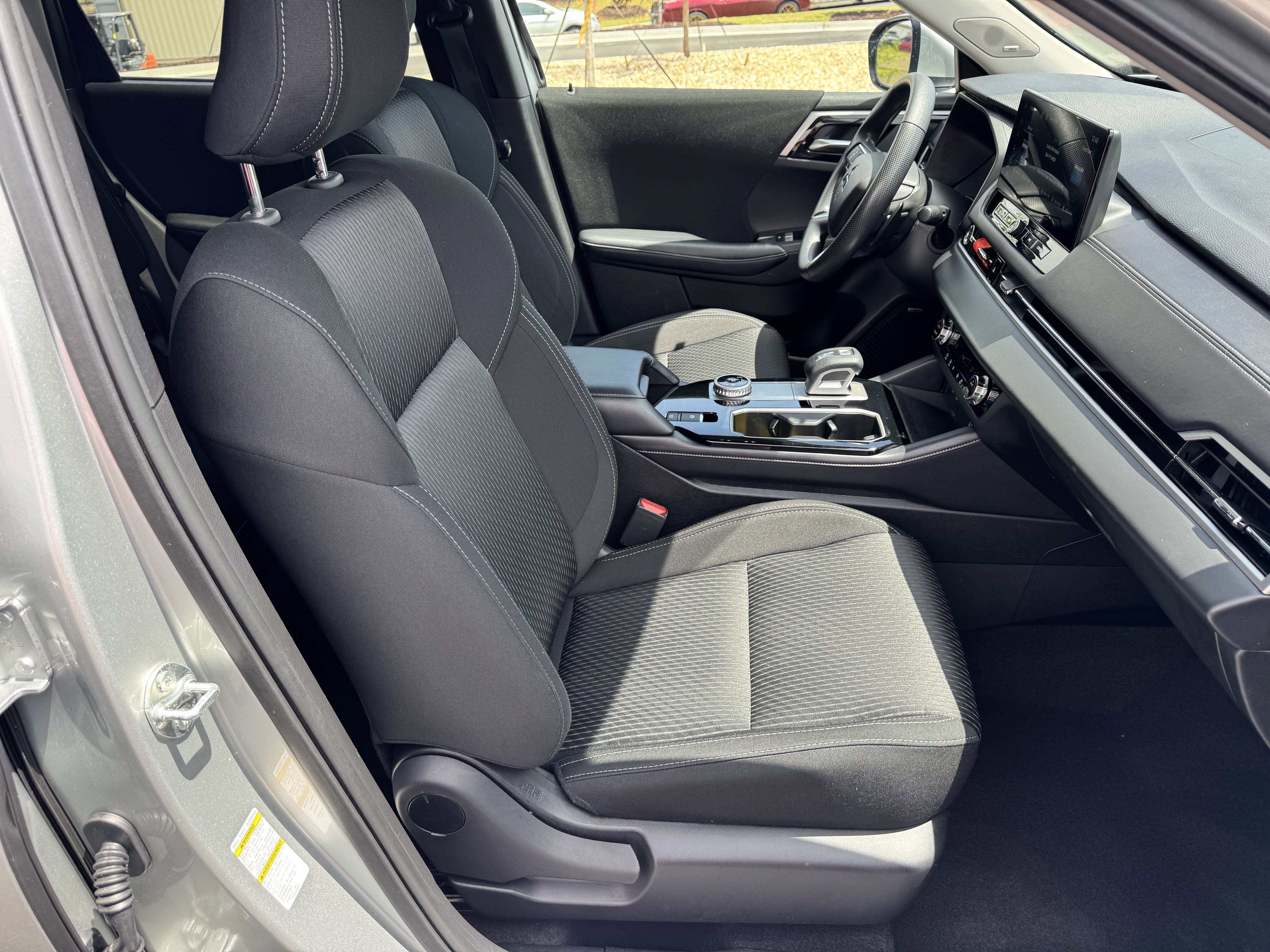 Used 2025  Mitsubishi ES image 13