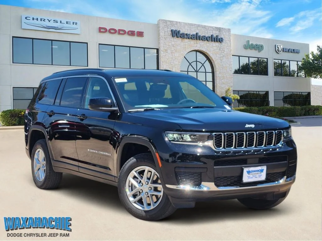New 2026 Diamond Black Crystal Pearl-Coat Exterior Paint Jeep Laredo image 1