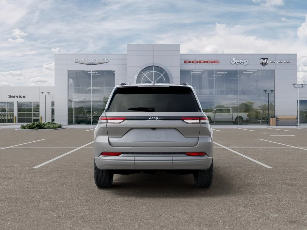 New 2026 Silver Zynith Exterior Paint Jeep Limited image 8