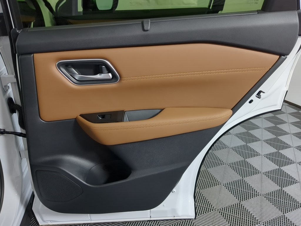 New 2026 Everest White Pearl TriCoat / Super Black Two-tone Nissan Platinum image 25