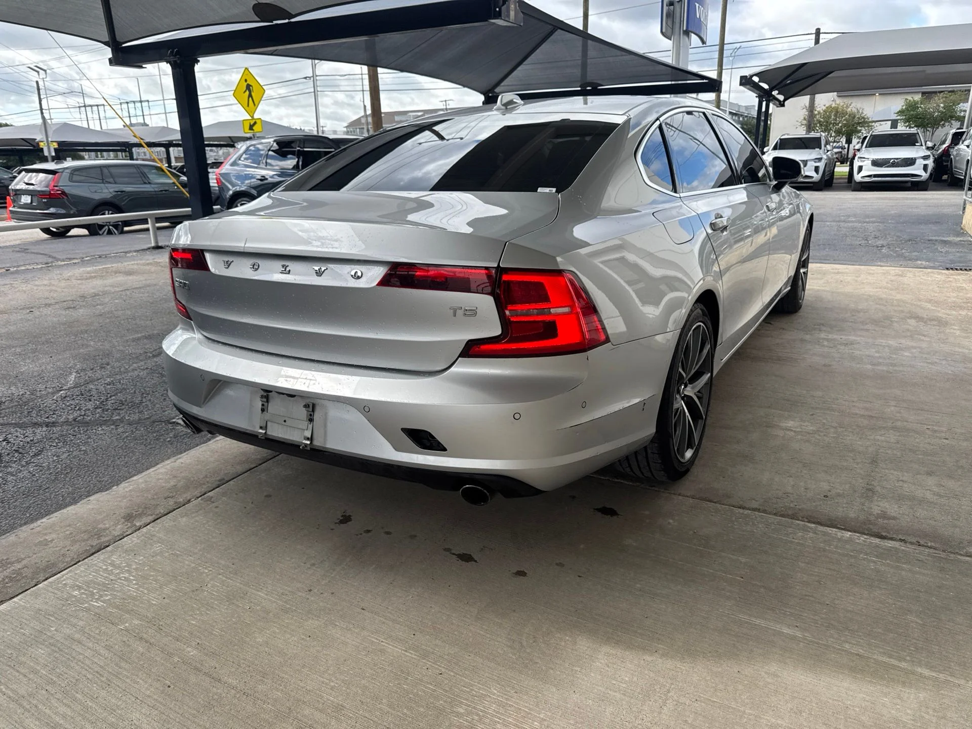 Used 2018 Silver Volvo T5 Momentum image 5