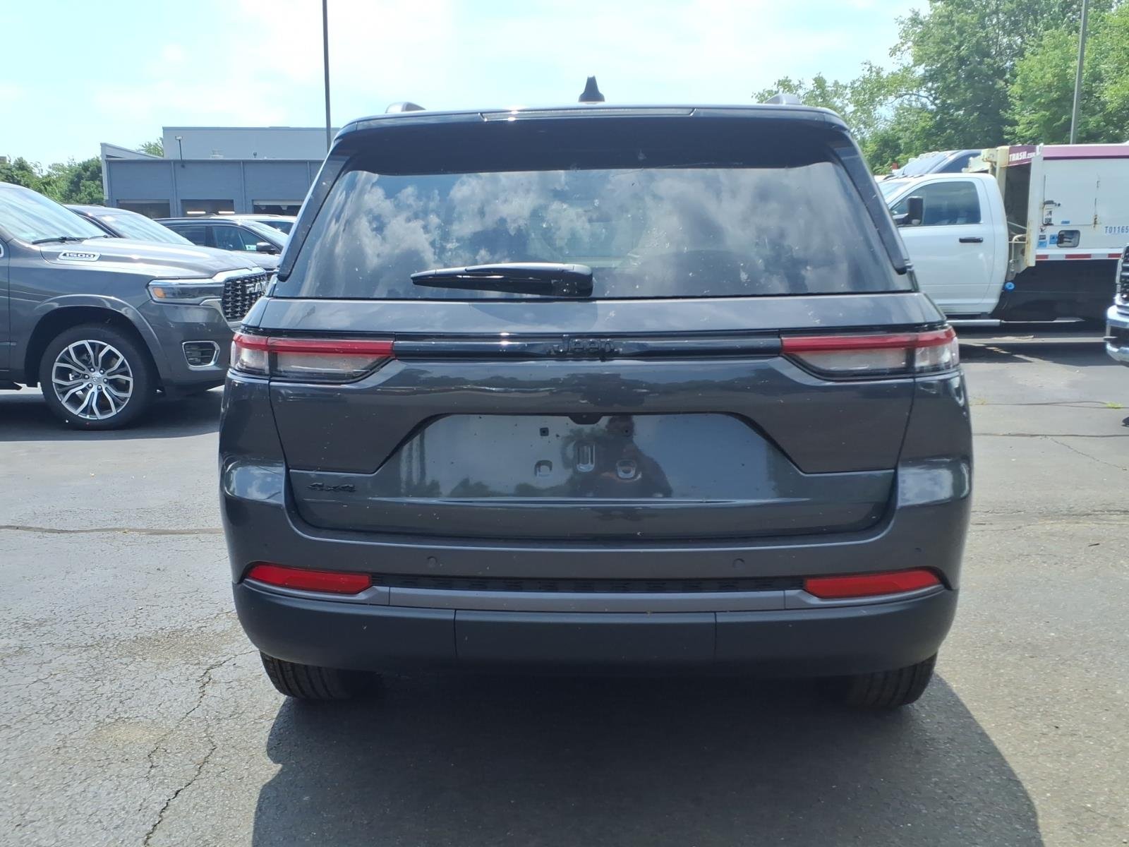 New 2026 Baltic Gray Metallic Clear-Coat Exterior Paint Jeep Altitude image 5