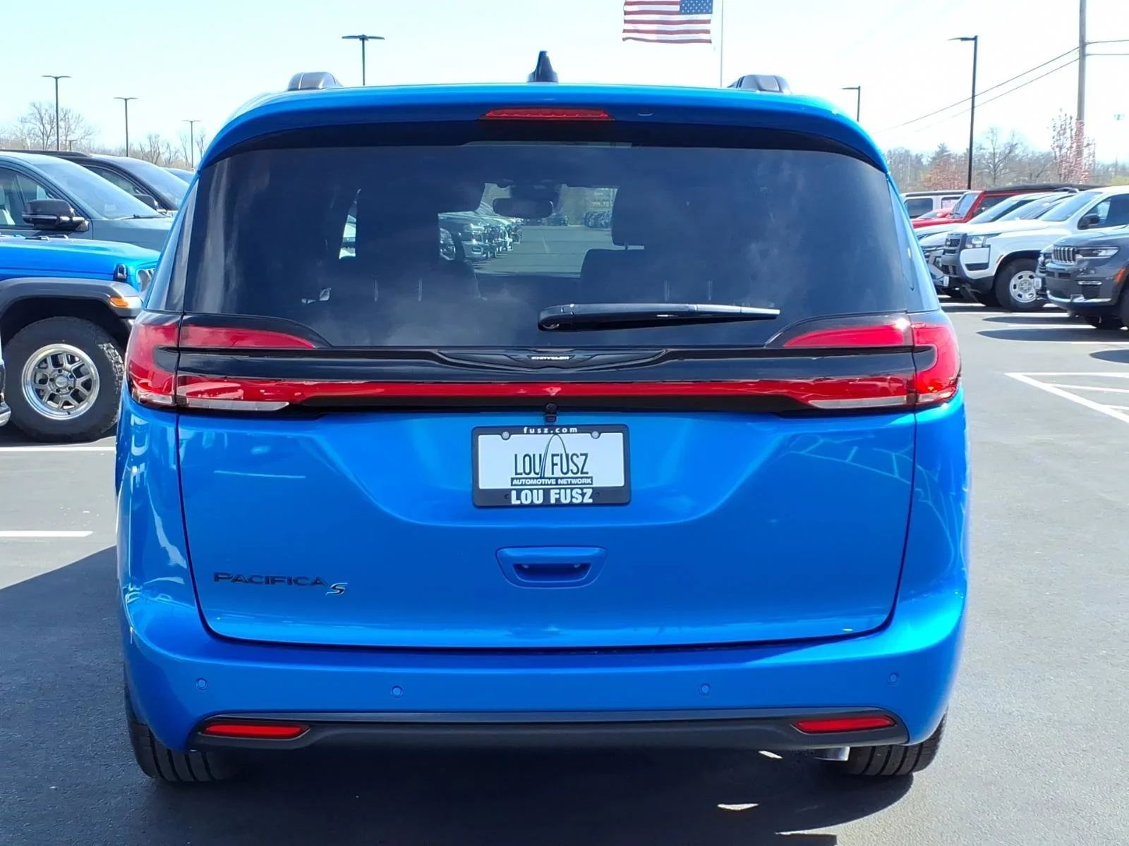 New 2026 Hydro Blue Pearl-Coat Exterior Paint Chrysler Select image 23
