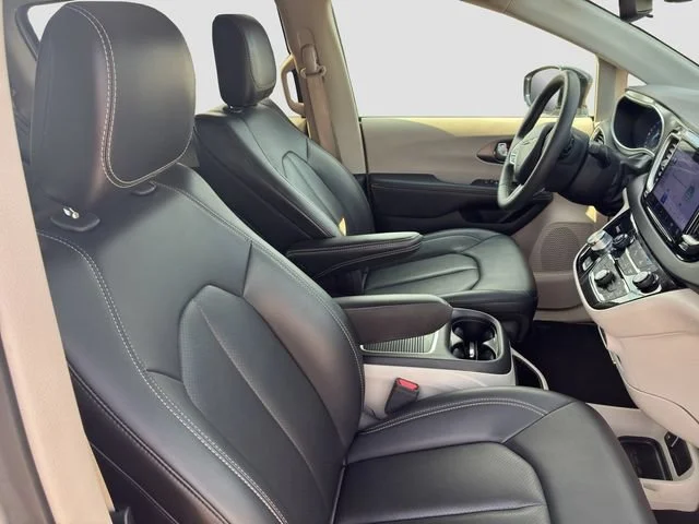 Used 2024 Silver Mist Chrysler Touring L image 22