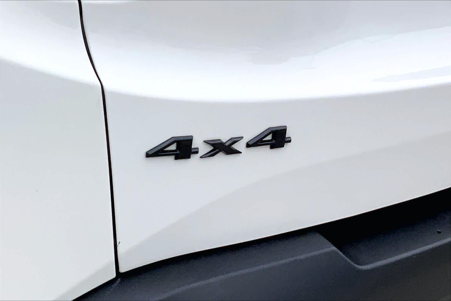 Used 2023 Alpine White Clearcoat Jeep Altitude image 10