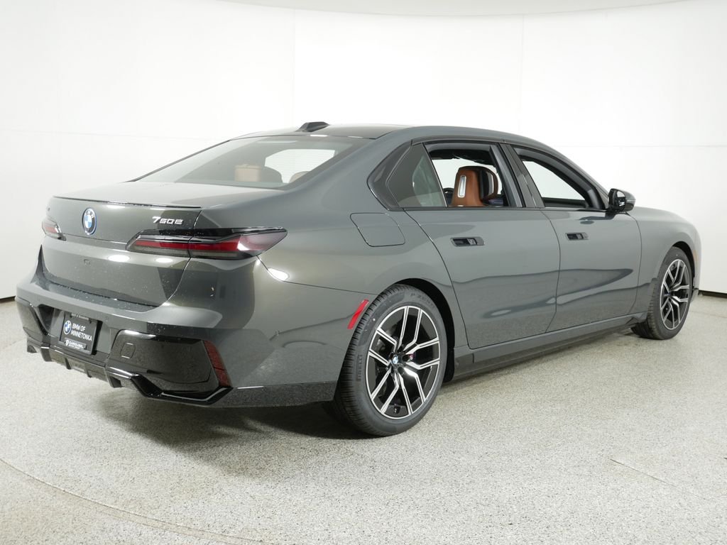 2025 BMW 7 Series 750e - Photo 8