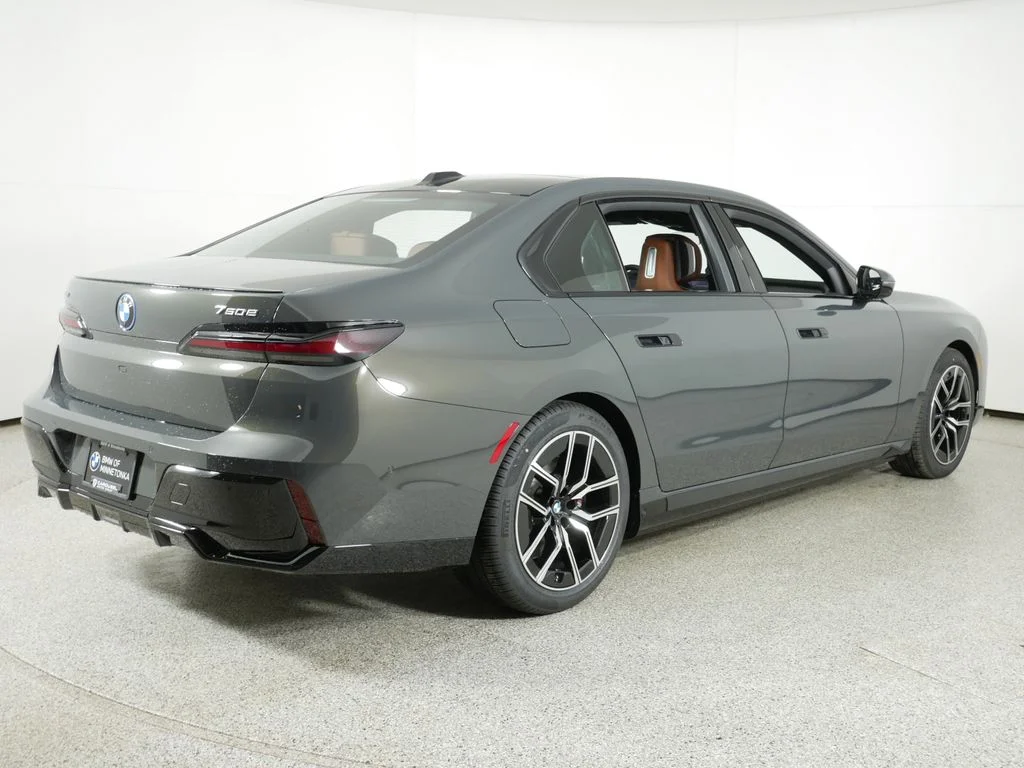 2025 BMW 7 Series 750e - Photo 8