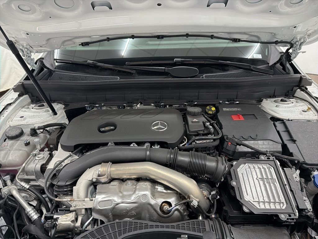 Used 2026 Polar White Mercedes-Benz GLB 250 image 30