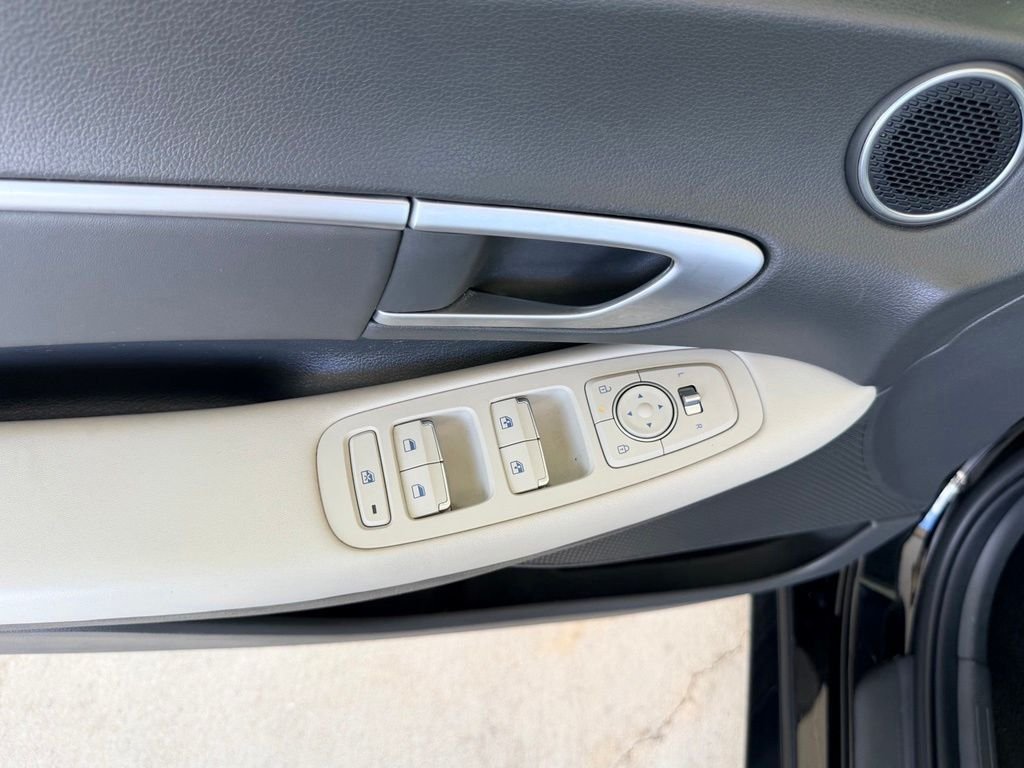 Used 2025 Black Hyundai SEL image 11