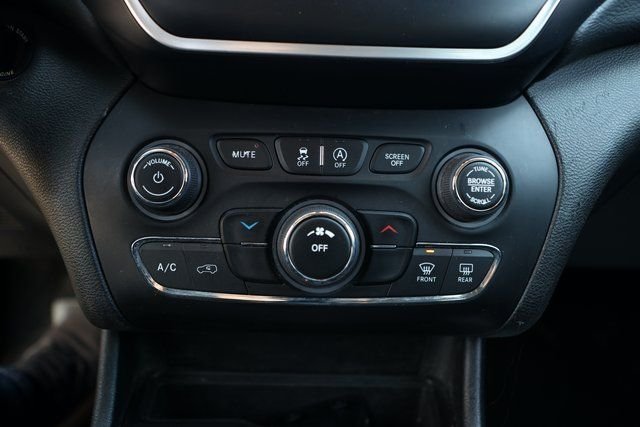 Used 2021 Slate Blue Pearlcoat Jeep Latitude image 10