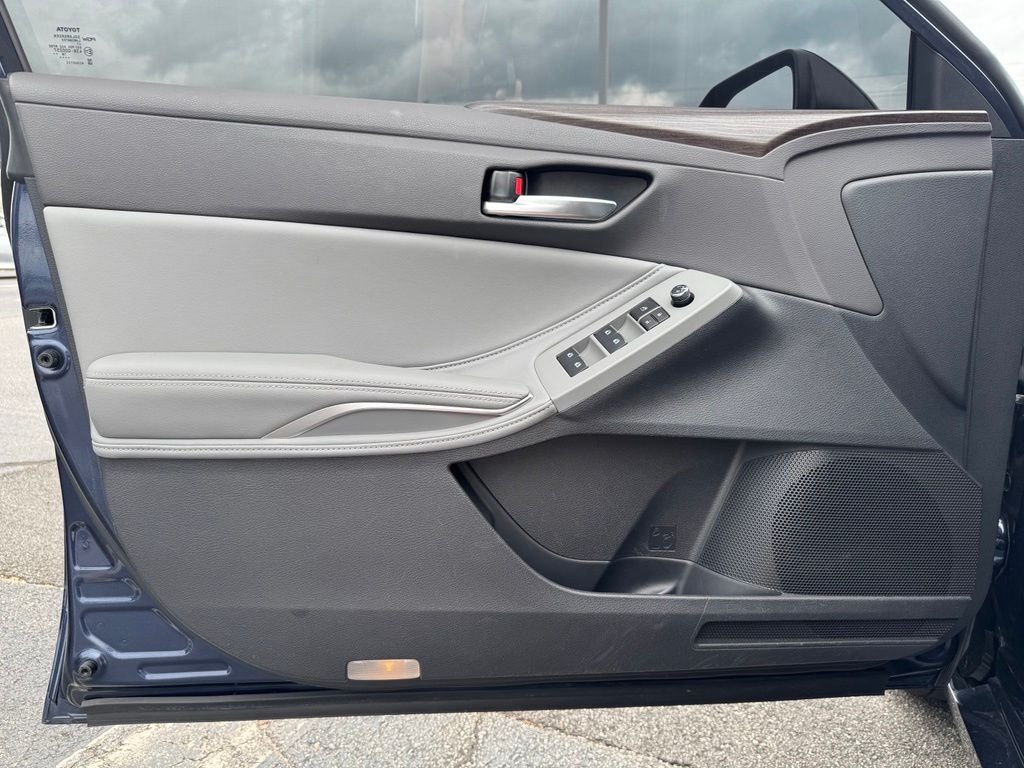 Used 2019 Beige Toyota XLE image 11