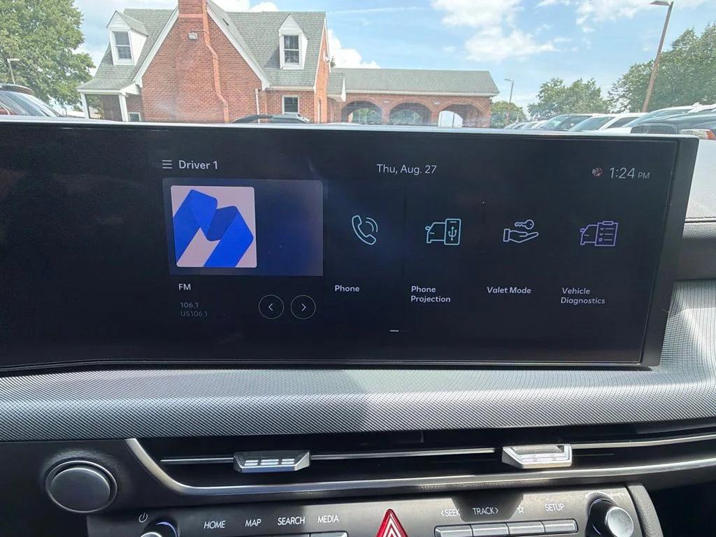 Used 2025 Silver Hyundai SEL image 18