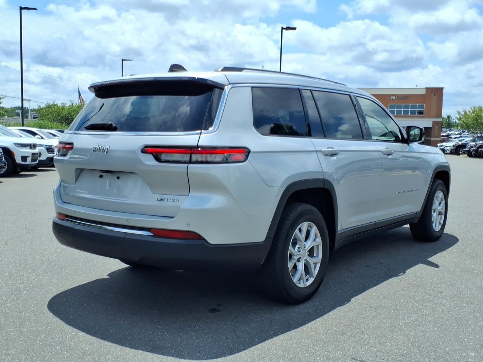 Used 2023 Silver Zynith Jeep Limited image 2