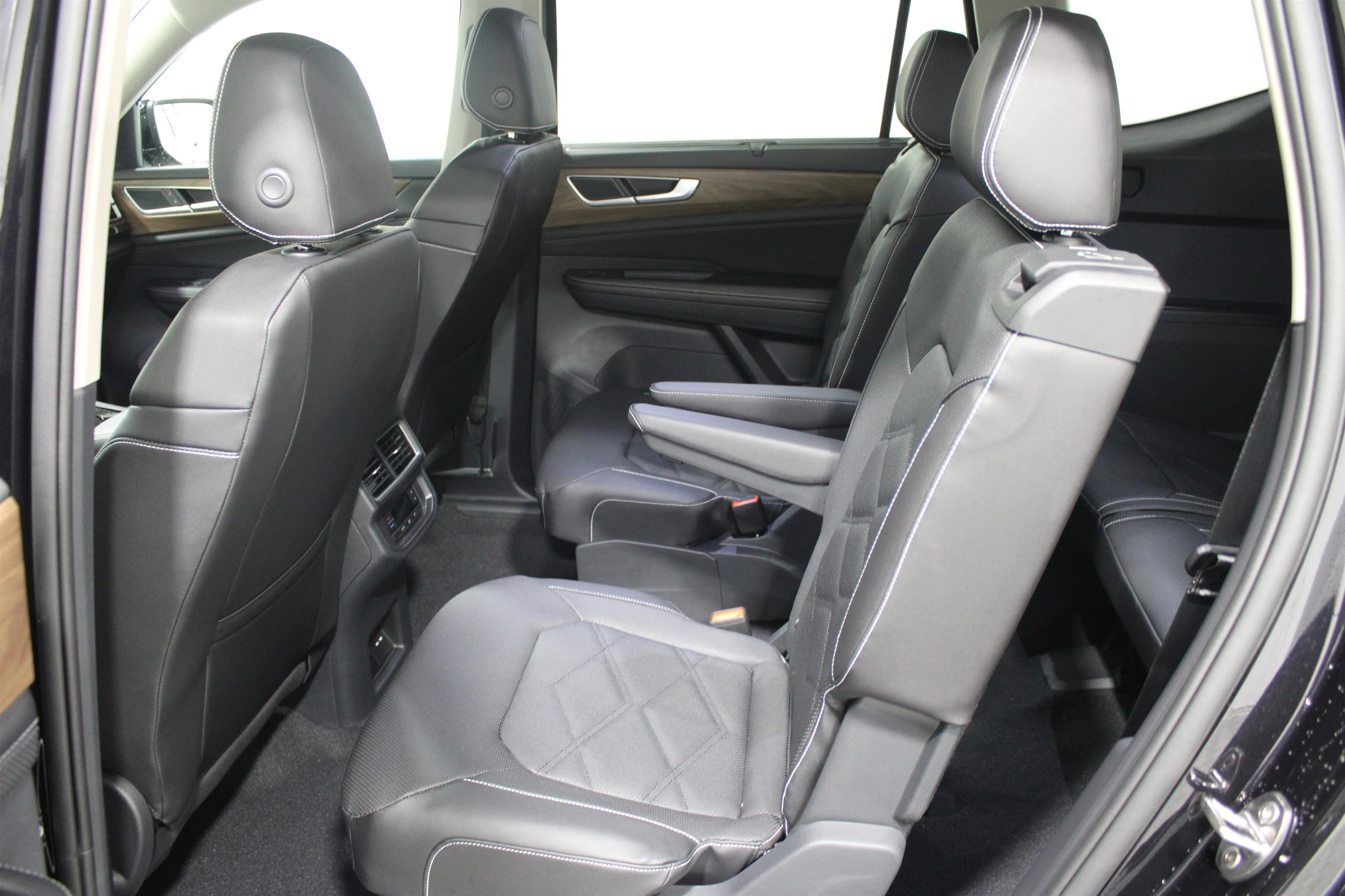 New 2026 Deep Black Pearl Volkswagen 2.0T SE w/Technology image 19