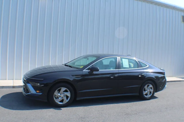 Used 2025 Carbon Blue Hyundai SE image 4