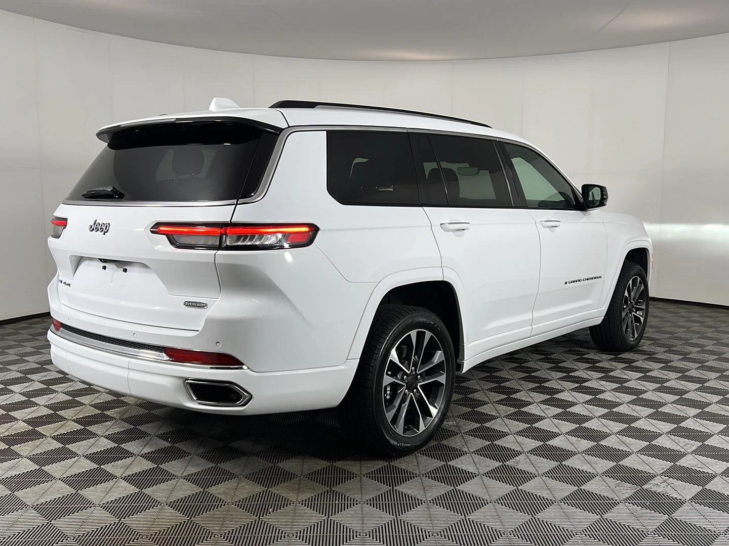 Used 2022 Bright White Clearcoat Jeep Overland image 5